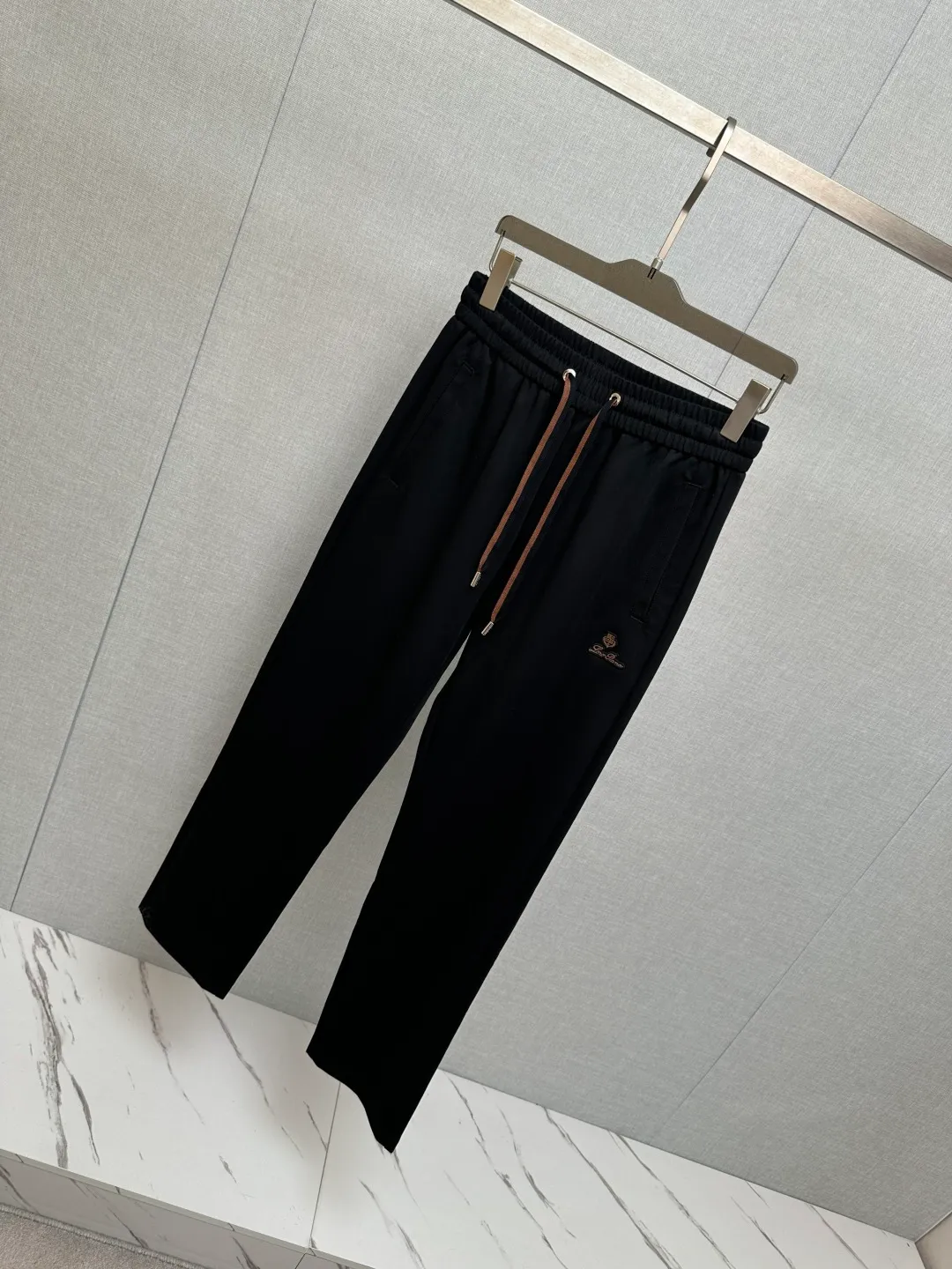 Lp* fitted version 2026 spring and summer silk linen casual pants, with Classic simplicity as the main tone, cleverly integrated with counter hardware and accessories elements, breaking the monotony of traditional casual pants and highlighting individuality and uninhibitedness. The three-dimensional tailoring fits the body shape and the design is neat and stylish, easily elongating the leg lines and creating a casual and casual style. The high-quality fabric is Wear-Resistant, breathable and comfortable, suitable for daily outings or light outdoor scenes. The detailed webbing embellishment adds a fashionable texture and can be easily controlled. It is an indispensable fashion item in the autumn and winter transition seasons. On sale in stock M—4XL